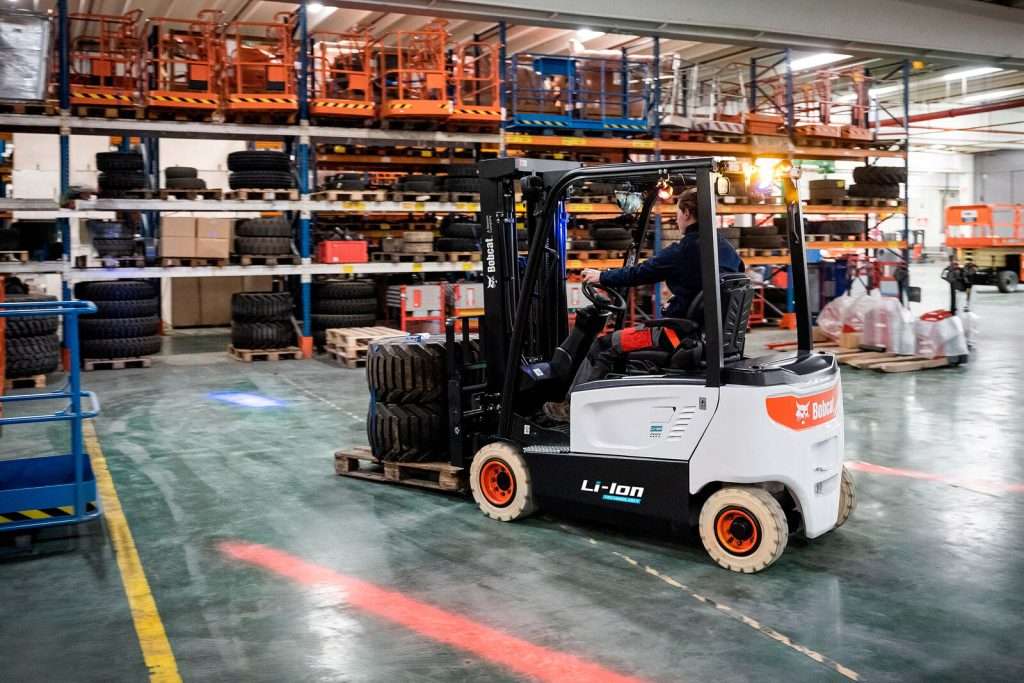 Bobcat Elektrostapler mit Fahrer und Palette in Halle