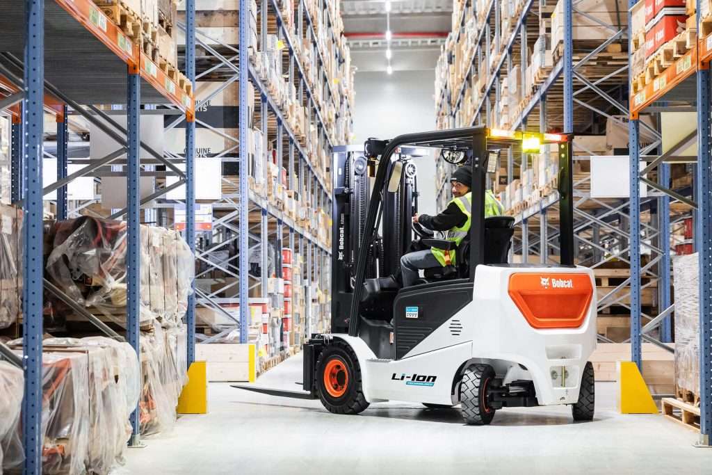Bobcat Li-Ion Stapler im Regalgang mit Fahrer