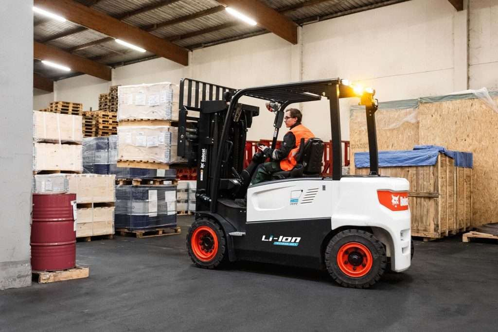 Bobcat Li-Ion Stapler in Halle mit Fahrer