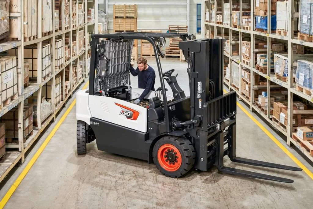 Bobcat Elektrostapler faehrt aus Regalgasse heraus