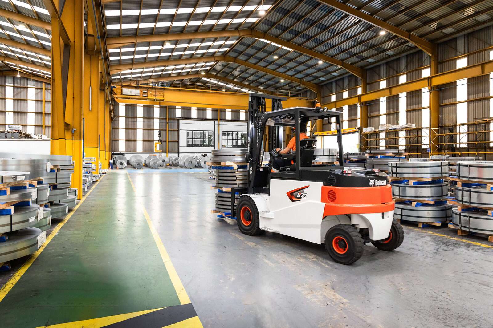 Bobcat Elektrostapler in Stahlhalle mit Coils
