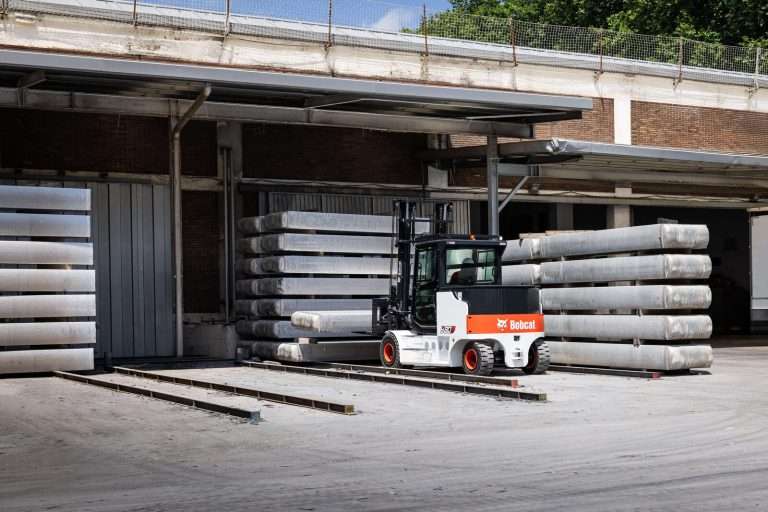 Bobcat Stapler vor Verladerampe mit Aluminiumprofilen