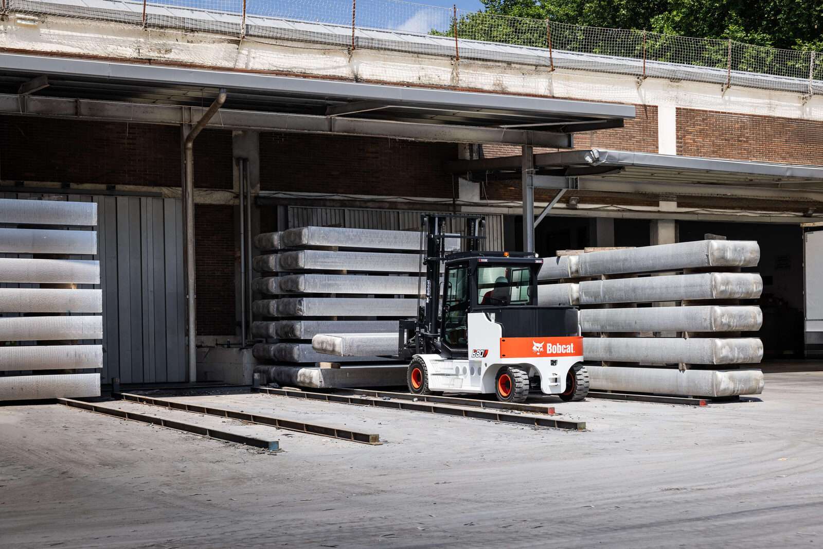 Bobcat Stapler vor Verladerampe mit Aluminiumprofilen