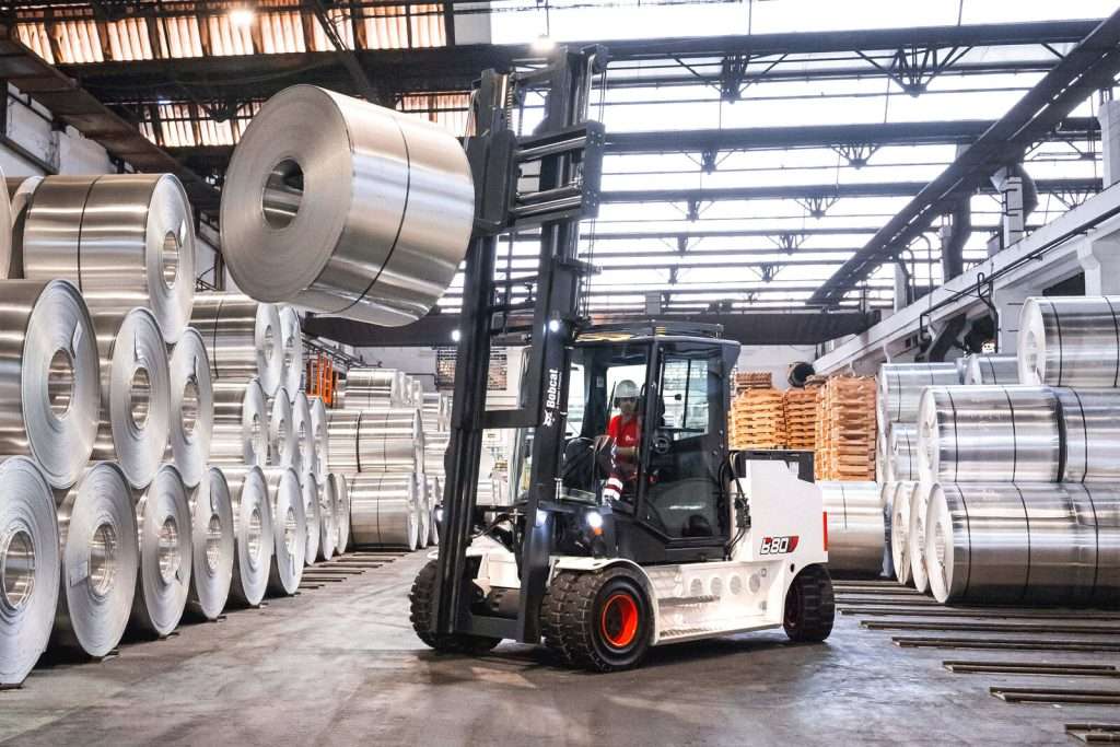 Bobcat Stapler zwischen Aluminium-Coils in Halle
