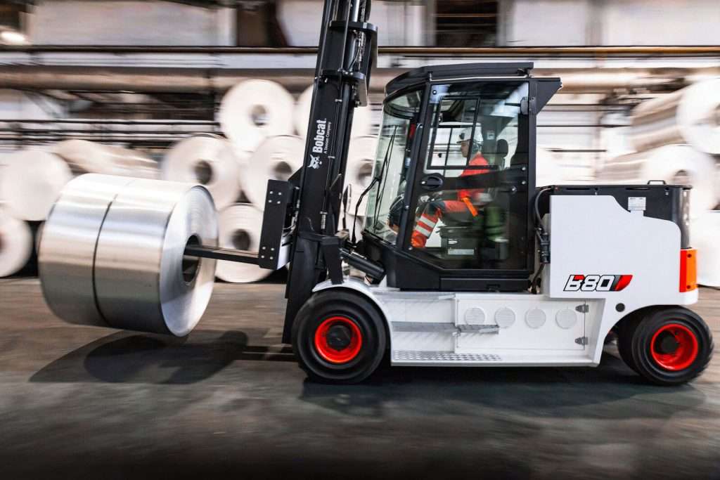 Bobcat Stapler fährt mit Coil, Bewegungsunschaerfe