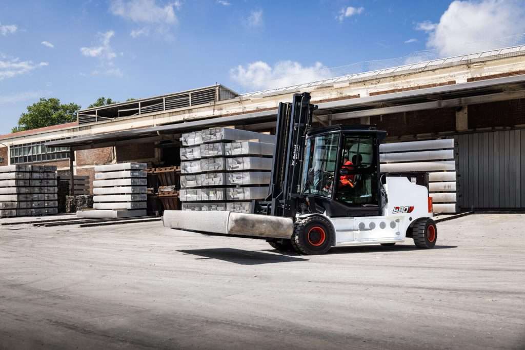 Bobcat Stapler traegt Aluminiumbuendel im Freilager