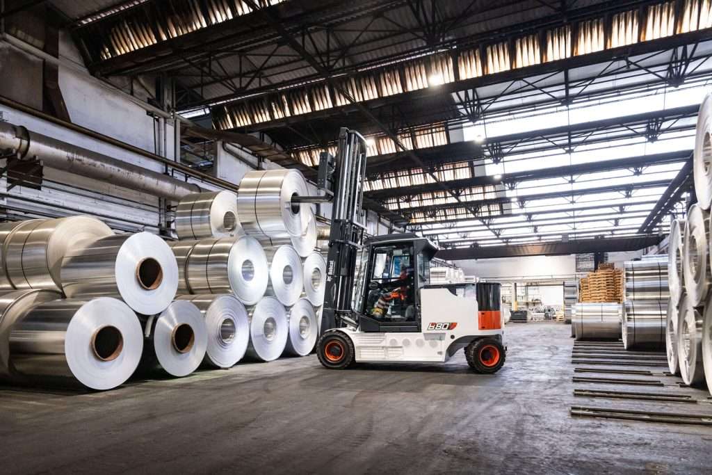Bobcat Stapler in Halle mit Aluminium-Coils