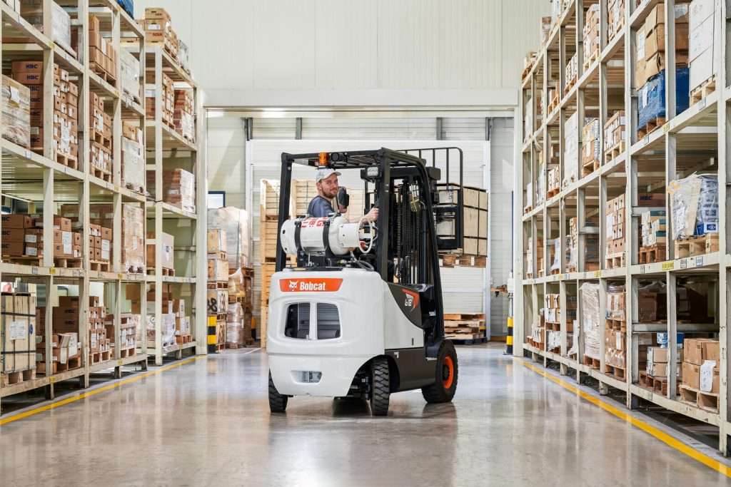 Bobcat Gasstapler frontal im hellen Regallager