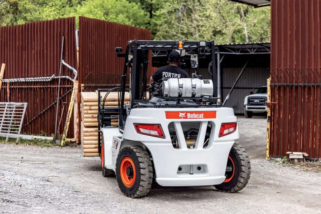 Bobcat Gasstapler frontal vor rostroten Containerwaenden