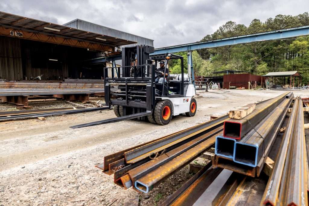 Bobcat Stapler mit Stahlrohren im Freilager