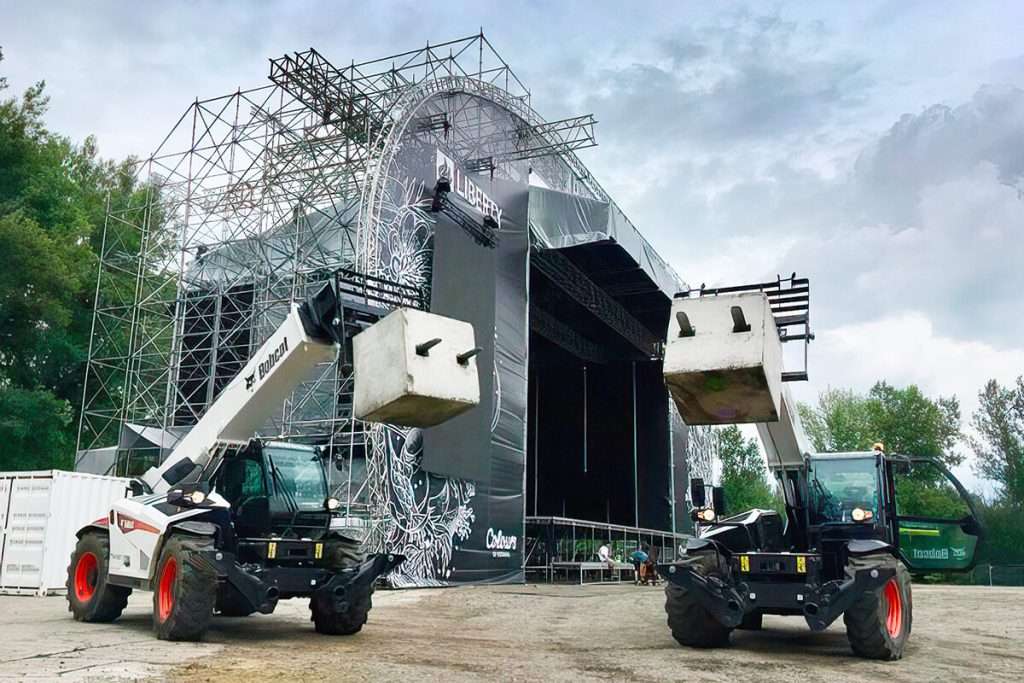 Zwei Bobcat Teleskoplader mit Arbeitsbuehnen an Buehnenaufbau