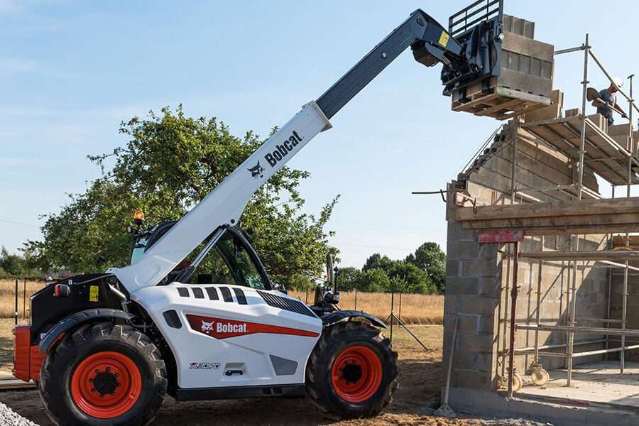 Bobcat Teleskoplader mit Gabeln am Rohbau