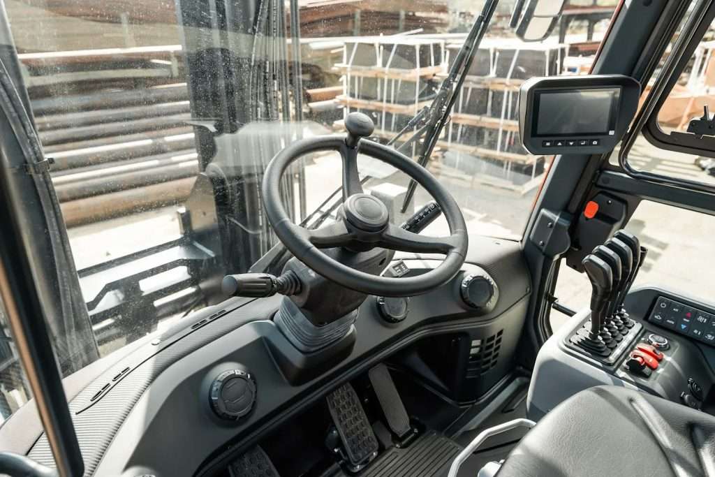 Fahrerkabine mit Lenkrad und Display eines grossen Staplers