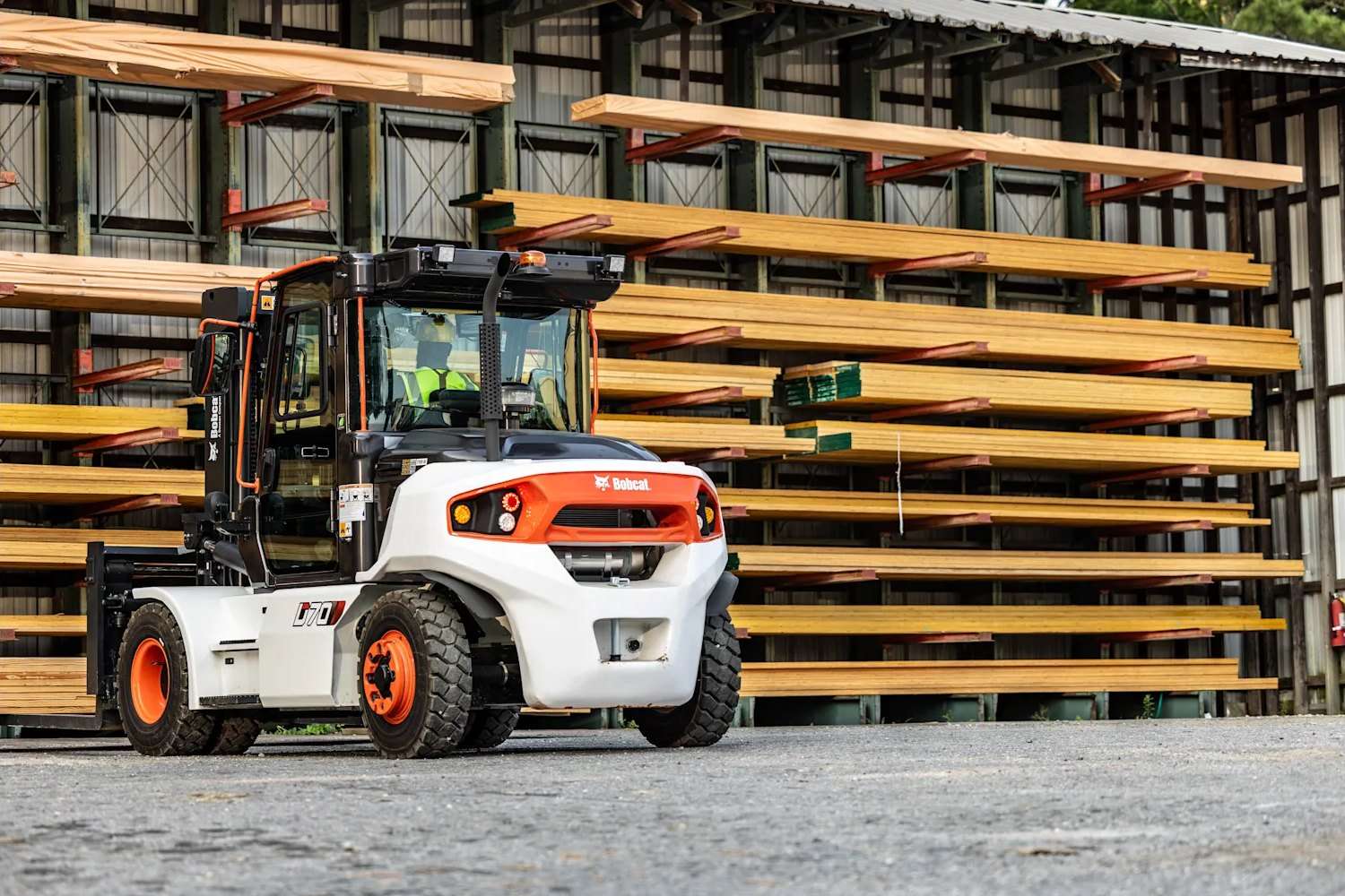 Bobcat D70S-9 Dieselstapler vor einem Kragarmregal mit Schnittholz