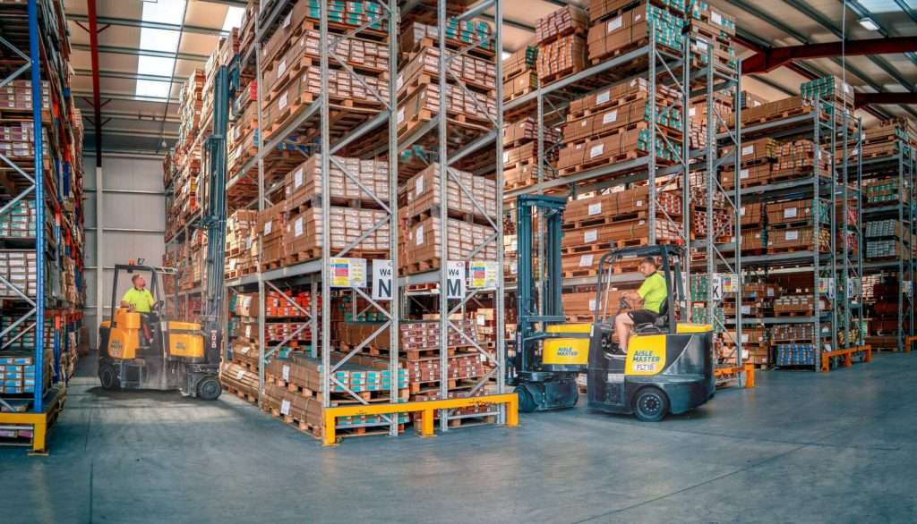 Zwei Aisle-Master Gelenkstapler im Schmalgang eines Baumarkt-Lagers