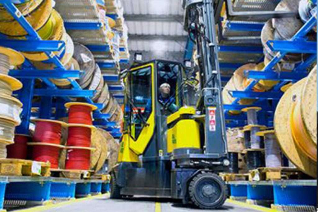 Aisle-Master im Kabeltrommel-Regal eines Baumarkt-Lagers