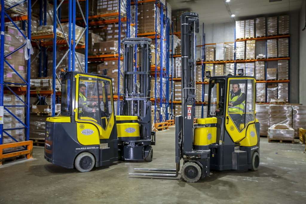 Zwei Aisle-Master Gelenkstapler mit Kabine im Kühllager