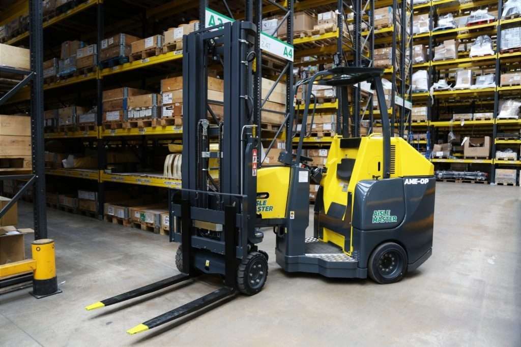 Aisle-Master AME-OP Order Picker im vollen Hochregallager