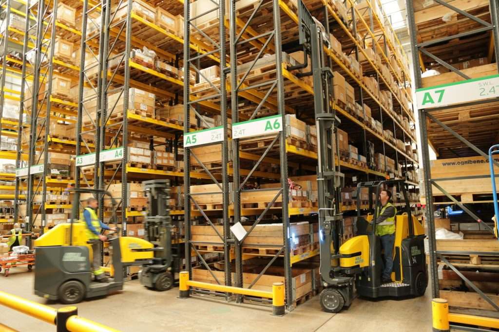 Zwei Aisle-Master Order Picker im hohen Palettenregal