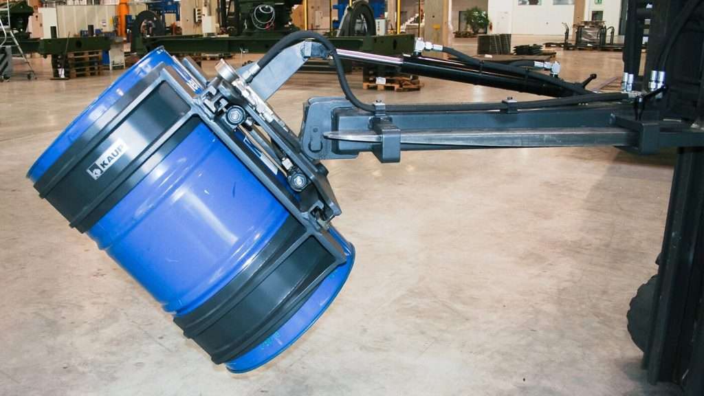 Mini-Fasskippklammer hält blaues Fass in Schwenkposition