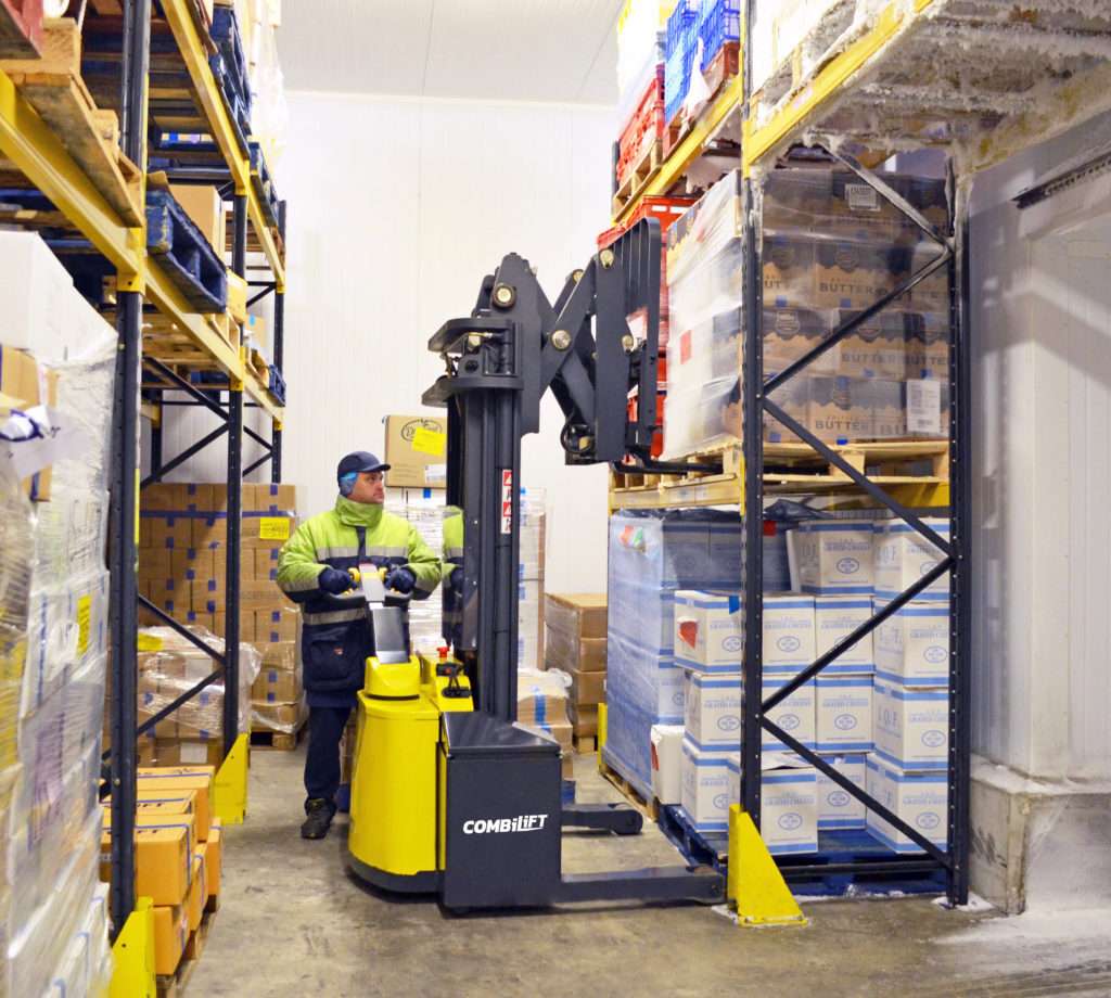 Combilift-Schubmaststapler stellt Paletten ins Kühllager-Regal