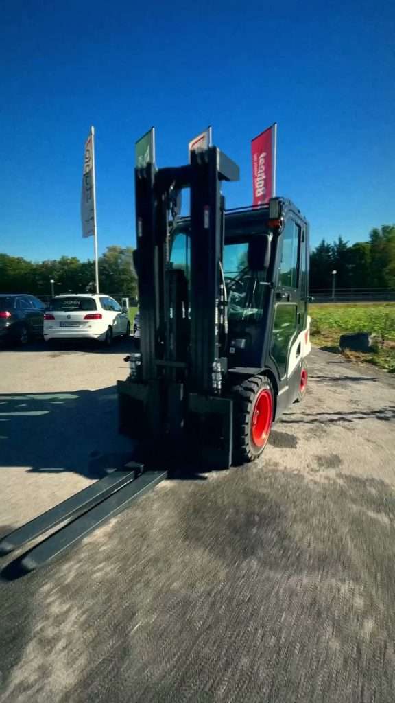 Stapler frontal vor blauem Himmel auf Parkplatz