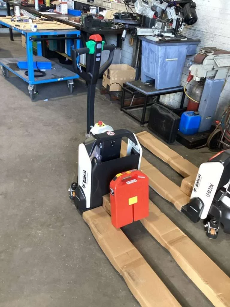 Elektro-Hubwagen mit Deichsel in Werkstatt