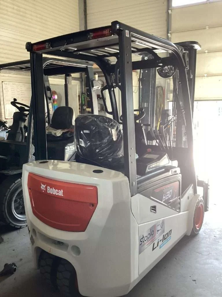 Bobcat Stapler von hinten in Halle, Handyfoto