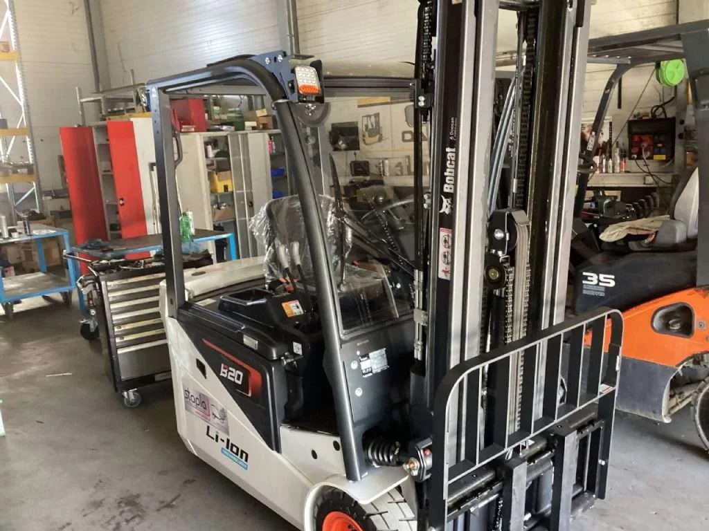 Bobcat Elektrostapler in Werkstatt neben Werkzeugwagen