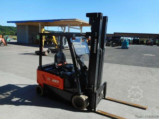 Doosan Elektrostapler mit Fahrer auf Hof