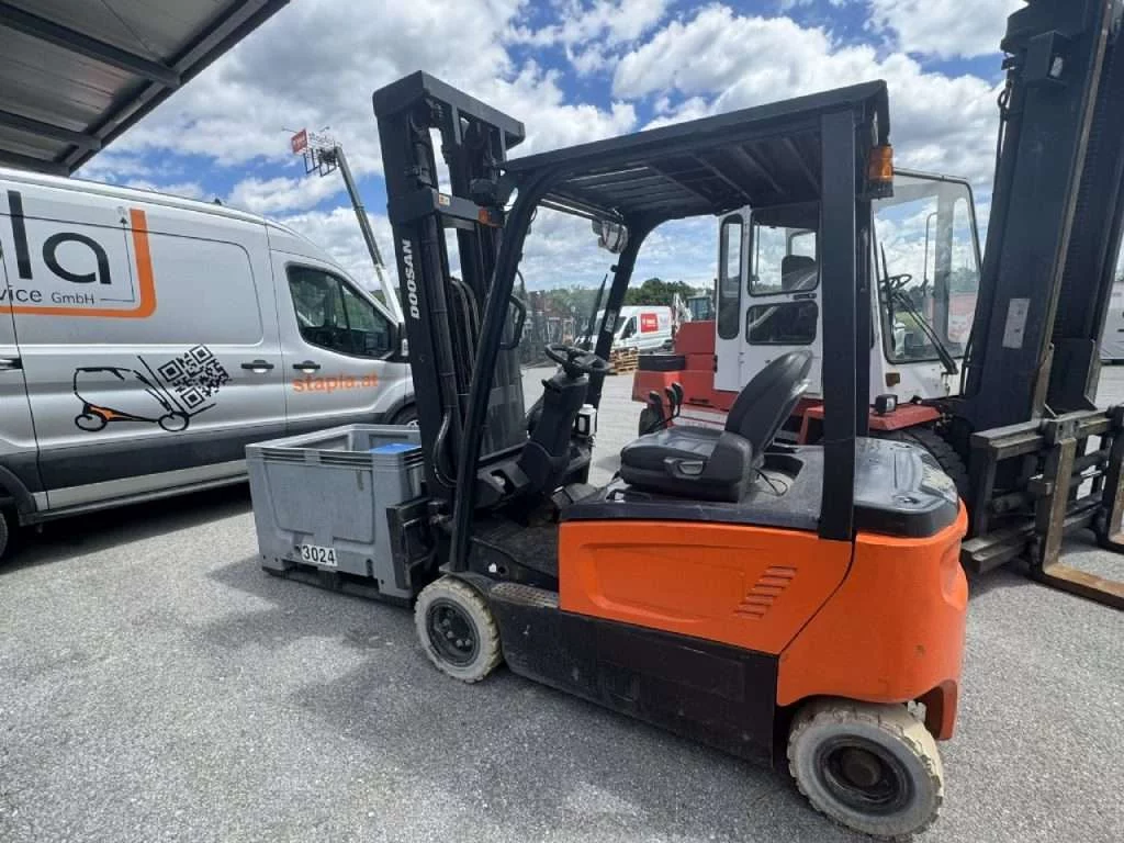 Doosan Elektrostapler von hinten mit Gitterbox