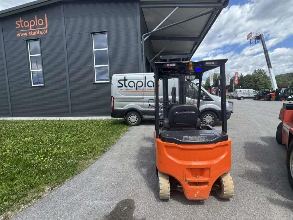 Doosan Elektrostapler frontal vor Stapla-Gebaeude