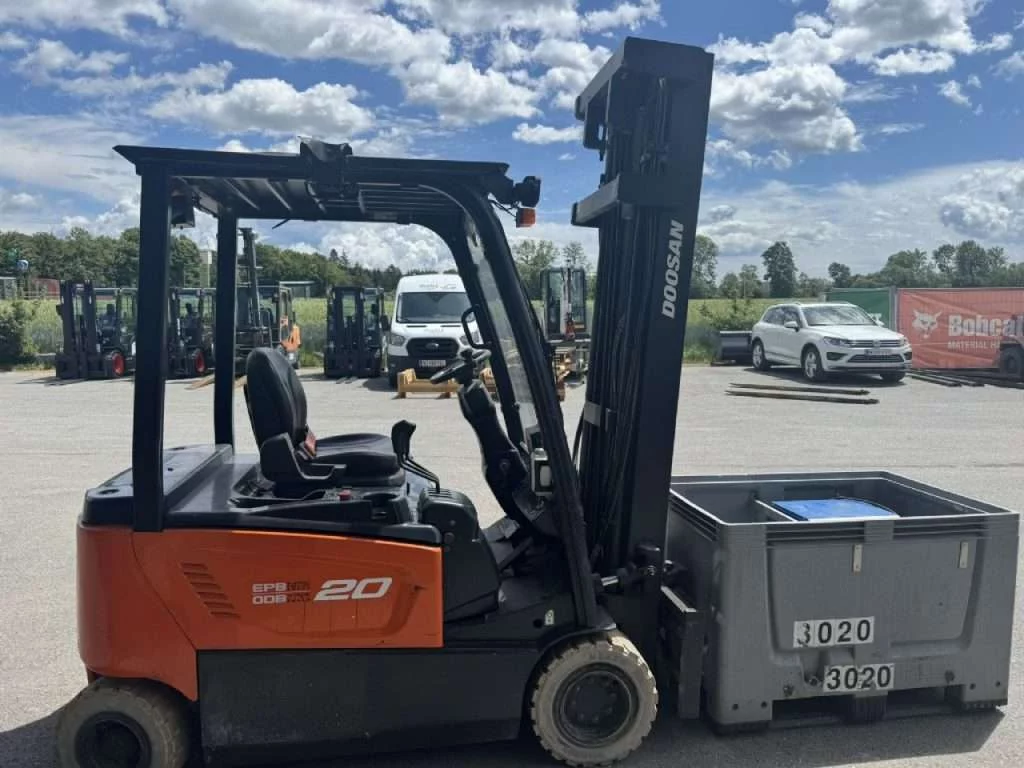 Doosan Elektrostapler 20 mit Gitterbox auf Hof