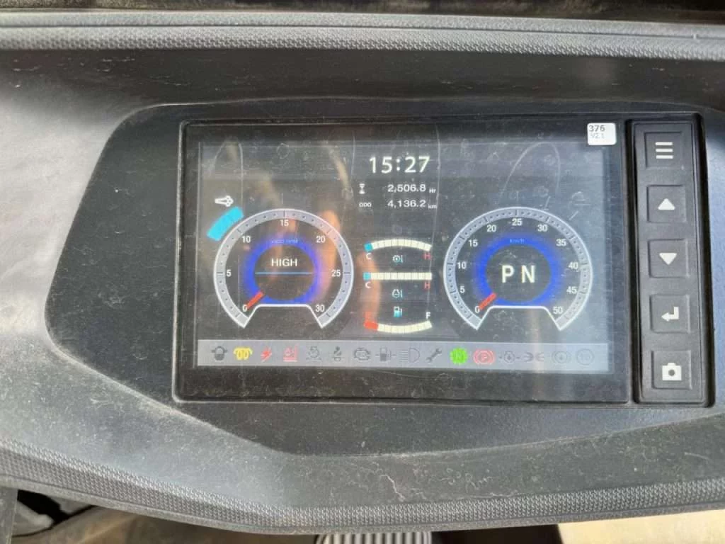 Digitales Bordinstrument mit Tacho und Anzeigen